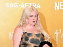 Meg Stalter Debuts Dramatic Platinum Blonde Hair at Actor Awards 2026