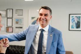 Flávio diz que usará maioria no Congresso para "mudar Constituição"