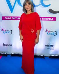 Vermelho vibrante e toque rocker: Gloria Pires e Cleo apostam em contrastes com vestido e jaqueta