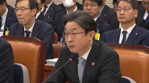 금융위원장 "산업은행 부산 이전 않는 걸로 안다"