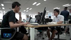 Forte calor faz funcionários públicos do Japão trocarem terno por roupas mais leves