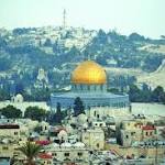 إسرائيل تمنع مسؤولَي ملف القدس