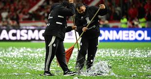 ¡Insólito en la Libertadores! Papelitos DEMORAN el Inter vs. Flamengo - Imagen principal del artículo