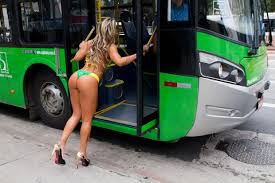 Resultado de imagem para mulher bonita em onibus