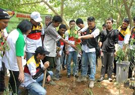 Hasil gambar untuk komunitas motor melakukan kerja bakti
