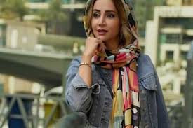 عکس ؛ سفر در گذر زمان | استایل خیابانی شبنم قلی خانی در دبی / ترند پوشی به سبک بازیگ «مریم مقدس»