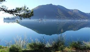 Kết quả hình ảnh cho vầng trăng ai xẻ làm đôi images