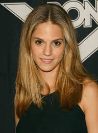 Kelly Kruger&#39;s straight look is simple and chic. See how to get it: 1. Right when you get out of the shower, part your hair down the center. - kelly-kruger-long-straight-chic-blonde