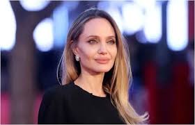 آغاز دوره جدید در زندگی آنجلینا جولی