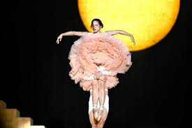 Rosalía lance sa tournée “Lux Tour” à Lyon et éblouit la presse espagnole