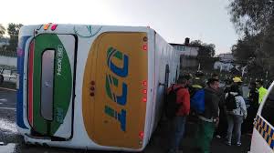 Murió una persona en choque de autobús y auto particular sobre la autopista México-Pachuca