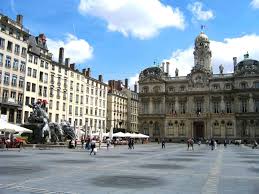 Résultat de recherche d'images pour "place des terreaux fontaine et hotel de ville"