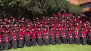 Colapsa grada durante foto generacional de la Ibero, reportan 23 alumnos lesionados | VIDEO