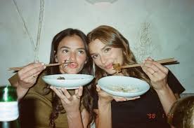 Bruna Marquezine abre álbum de fotos para celebrar aniversário de Sasha