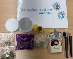 Bildmotiv: Marihuana Blüten und Cannabis Gummibärchen sichergestellt Polizei