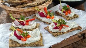 DAS! Recipe: Homemade Crispbread with Garlic-Fenugreek Quark