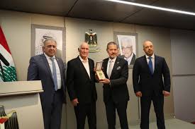 الرئيس يمنح اللواء صبحي أبو عرب ميدالية الخدمة الممتازة من الطبقة الذهبية