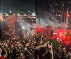Torcida do Vitória faz festa na chegada do ônibus para duelo decisivo contra o Flamengo