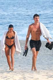 Bruna Marquezine e Shawn Mendes curtem praia em clima descontraído; veja