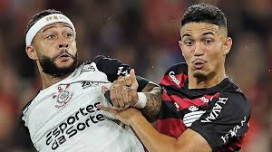 Memphis Depay ironiza arbitragem e detona gramado da Arena da Baixada após vitória do Corinthians