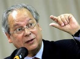 José Dirceu planeja lavar roupa e cozinhar na prisão. José Dirceu já fez e refez mentalmente os cálculos de quanto tempo passará trancado caso o Supremo ... - IMAGEM_NOTICIA_5