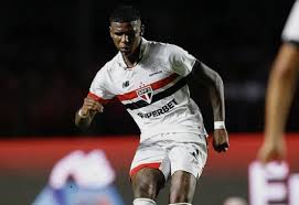 São Paulo cae en la agonía con Robert Arboleda sufriendo en el fondo de la defensa
