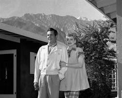 Hình ảnh về Desi Arnaz and Lucille Ball at home