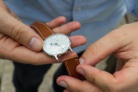 Résultat de recherche d'images pour "leather fitbit band"