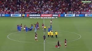 Jogador do Sampaio Corrêa tem convulsão contra o Flamengo e deixa Maracanã de ambulância