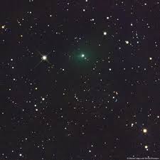 Representaci&oacute;n art&iacute;stica del objeto interestelar 3I/ATLAS acerc&aacute;ndose al Sistema Solar