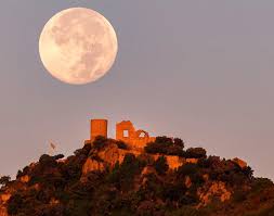 Cómo y dónde ver la Luna de las Flores, la primera de las dos lunas llenas de mayo 2026