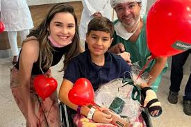 Criança que perdeu perna em ataque de tubarão recebe alta após 1 mês