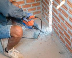concrete demolition contractor breaking wall interior renovation، من إنشاء الذكاء الاصطناعي