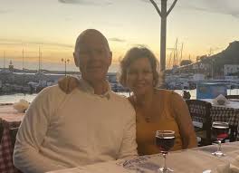 Kjartan rydder opp-hjemme: - Jeg kan ikke risikere at han går fra meg, sier Sanna Sarromaa om ektemannen.