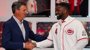 Brandon Phillips signs 1-day contract with Reds to retire