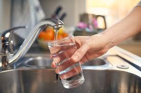 ¡Atención conductores! Caos en Circunvalación por fuga de agua gigante