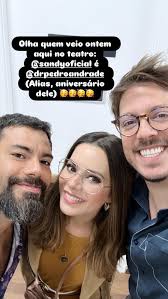 Em aparição rara com o namorado, Sandy celebra aniversário dele em peça de Fábio Porchat