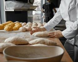 Image de professional baker hands kneading dough in bakery laboratory Paris style photo