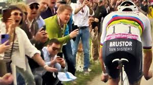 Paris-Roubaix: Frau, die Kappe warf, wird Kampagnen-Gesicht? - Imagen ilustrativa del artículo