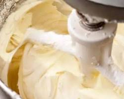 Bata a manteiga e o açúcar de confeiteiro