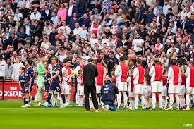 Erehaag van Ajax voor kampioen PSV leidt tot groot fluitconcert in de ArenA