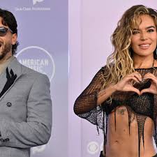 Maluma y Karol G protagonizaron llamativo momento en la alfombra azul de los AMA’s; video es viral