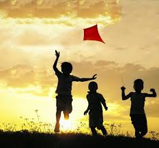 Resultado de imagem para crianças empinando pipa