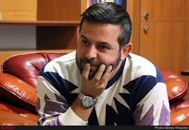 وقتی هومن سیدی، کارگردان سریال وحشی از انتشار دکوراسیون منزلش فقط به این بسنده میکنه؛ گوشه‌ای از پذیرایی با قابهای عکس خاص و لوستری با کریستالهای صورتی+عکس