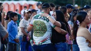 Grito: Chihuahuenses bailan al ritmo norteño en la Plaza del Ángel🎦