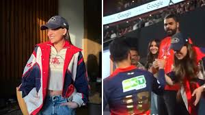RCB की मालकिन ने टीम की पुरानी जर्सियों से बनाए अपने कपड़े, स्पोर्टी लुक लगा कमाल, छाया अनन्या बिड़ला का अंदाज
