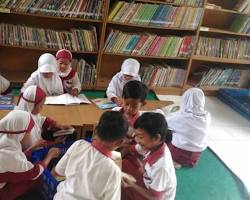 Gambar Foto anakanak di Indonesia yang sedang membaca buku di perpustakaan