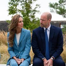 WATCH: Prince William and Kate have awkward photo reshuffle