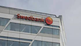 Swedbank ska banta med 550 tjänster – kostar 1,3 miljarder