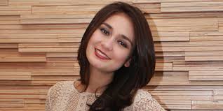 Hasil gambar untuk tentang luna maya